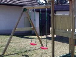 Ke stávající věži paní ještě přiobjednala rozšiřující modul Swing Frame - houpačka pro dvě děti.