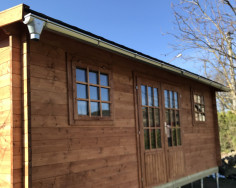 Na zadní a přední straně chaty jsou instalovány okapové žlaby a okapové svody s výklopnou klapkou do sudu z pozinkovaného plechu.