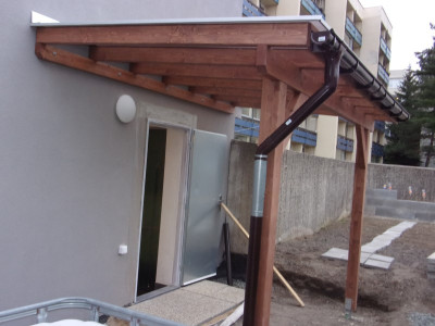 Malá zastřešená pergola před vchodové dveře do garáže