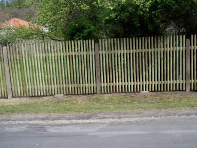 Výroba a montáž dlouhého plaňkového plotu
