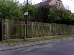 Pohled na hotový plot z čelní části.
