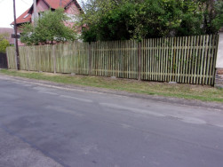 Dřevěný plaňkový plot se na vesnici hodí nejvíc.