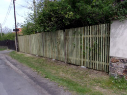Dřevěný plot u víkendové chalupy.