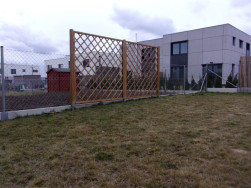 Mříže pro rostliny byly instalovány i na protilehlé straně plotu.