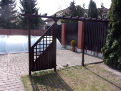 Dřevěná samostojná pergola pro rozčlenění zahrady.
