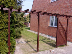 Pergola Linda 1 s dělící stěnou šikmou hranou.