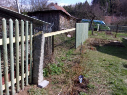 Původní, ale nově natřené kovové sloupky pro připevnění plotových rýglů.