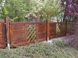 Upravené plotové stěny Praktik přichycené na plotové sloupky zakončené obloukem.