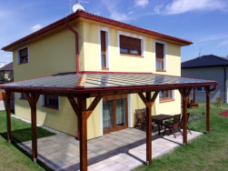 Opěrná pergola pro zastřešení rohové terasy.