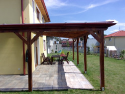 Pergola kolem terasy kotvena na zemní vruty s patkou.