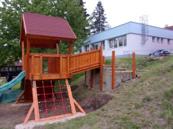 Pro propojení dřevěných schůdků s věží  byl postaven dřevěný most.