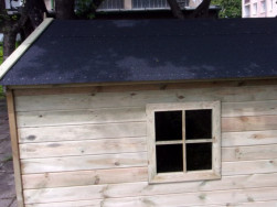 Na pokrytí střechy byla použita asfaltová lepenka v černé barvě.