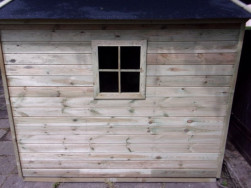 Malé okénko domku se nedá otvírat a je zaskleno 4 mm silným sklem