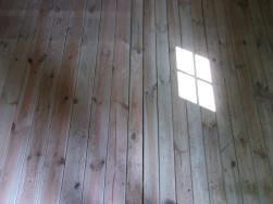 Podlaha z impregnovaných prken položena na podkladový rošt domku