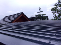 Trapézový plech střechy přichycen pomocí šroubů na střešní latě