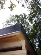 Detail olemování střechy domku.