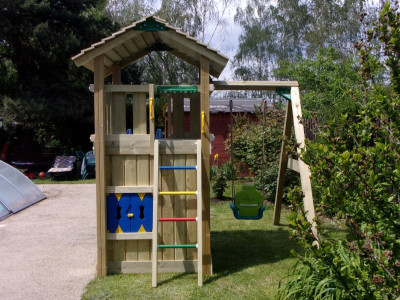 Montáž dětského hřiště Jungle Cottage, houpačky a domečku Playhouse