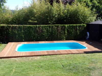 Montáž dřevěné  podlahy k venkovnímu oválnému bazénu