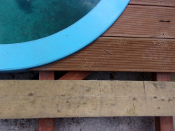 Podlaha díky plastovým terčům těsně přitisknuta pod spodní hranu límce bazénu.