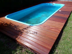 Montáž dřevěné podlahy okolo bazénu pro nás  nic složitého