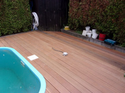 Obložení bazénu z hoblovaných podlahových prken z exotické dřeviny