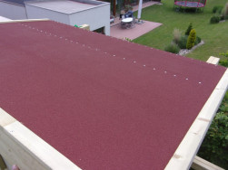 Na pokrytí pultové střechy byla použita  hyrdroizolační asfaltová krytina