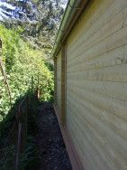 Na plechový okapový žlab bude připevněn okapový svod pro odvod dešťové vody ze střechy chaty