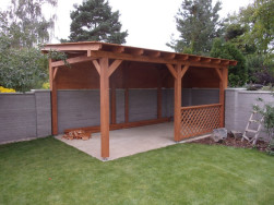 Atypická pergola postavená na předem připravené betonové desce.