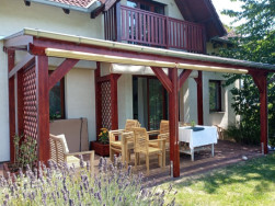 Pergola u domu doplněna dekorativními mřížemi Zuzana