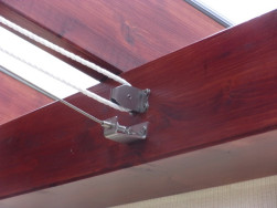 Detail techniky na ovládání posunu baldachýnu pod střechou.
