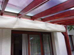 Střecha pergoly z vnitřní strany stíněna látkovým baldachýnem