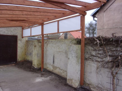 Zbytky polykarbonátu byly použity jako stínící stěna  mezi sousedy.