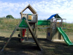 Stavba dvou dětských hřišť propojených můstkem