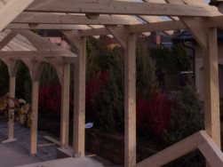 Kotvení konstrukce zahradního domku k betonové desce na zesílené smrkové hranoly