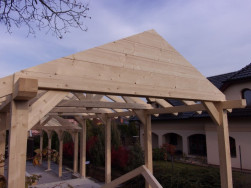 Konstrukce zahradního domku s již vyplněným bočním štítem sedlové střechy