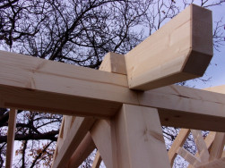 Detail provázání stojky zahradního domku se střešní konstrukcí