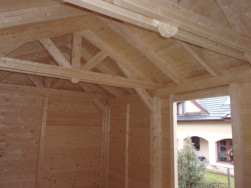 Konstrukce dřevěných trámů domečku pod střešním záklopem