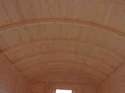 Krokev tvarovaná do oblouku pod střešním záklopem zajišťuje zaoblený tvar střechy maringotky.