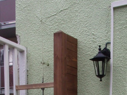 Zakončení plotového sloupku špičkou z důvodu odtoku dešťové vody.