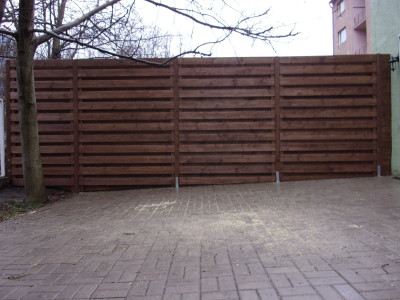 Výroba a montáž dřevěných plotových zástěn v délce osmi metrů
