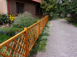 Na přání zákaznice bylo vyrobeno téměř 11 metrů nízkého plotu z ozdobných mříží