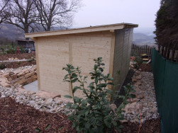 Dřevěný sklad má pultovou střechu s mírným sklonem  na kterou bude instalována zelená střecha