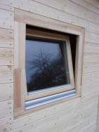 Dřevěný sklad s jedním výklopným oknem zaskleným izolačním dvojsklem