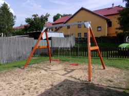 Houpačky na veřejné dětské hřiště jsou vyráběny ze smrkových hranolů o průřezu 9 x 9 cm