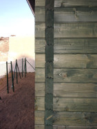 Detail sesazování stěnových hranolů na vyřezané zámky