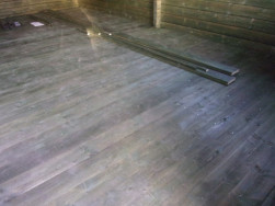 Podlaha byla vyrobena ze smrkových palubek o síle 27 mm