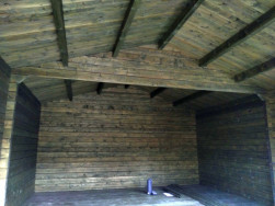 Z důvodu většího zatížení střechy je uvnitř  domku instalován podpůrný štít
