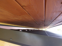 Detail podsunutí pergoly pod přesah střechy podbitý palubkami
