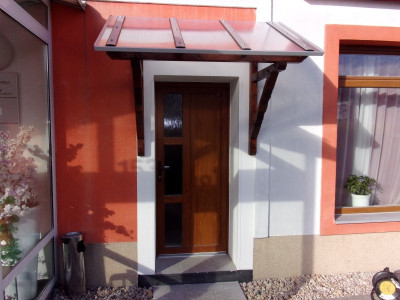 Výroba a instalace stříšky s ozdobnými prvky nad vchodové dveře