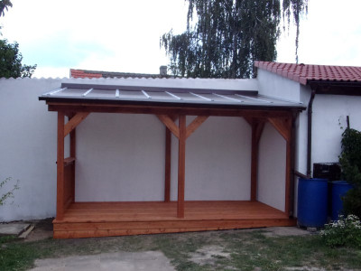 Výroba a montáž terasy ze sibiřského modřínu a zastřešení prostoru pergolou